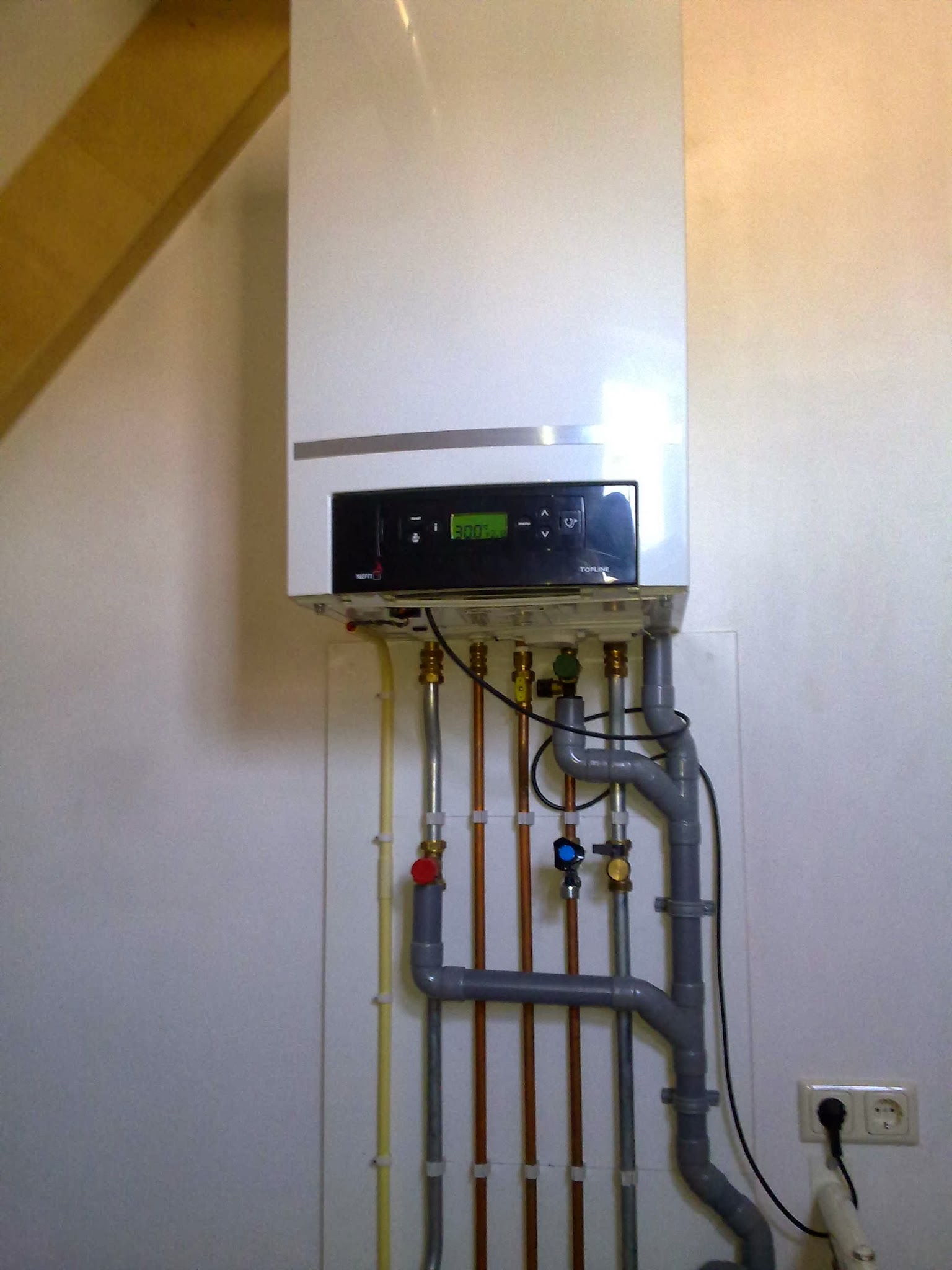 Een door Braaksma Installatietechniek geplaatste Nefit TopLine cv-ketel met strak weggewerkte leidingen